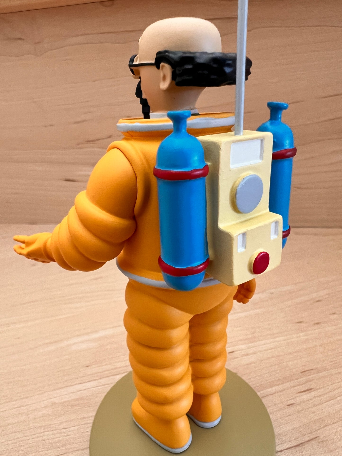 Professor Calculus resin figurine in orange spacesuit with backpack, 12 cm cosmonaut collectible on display stand