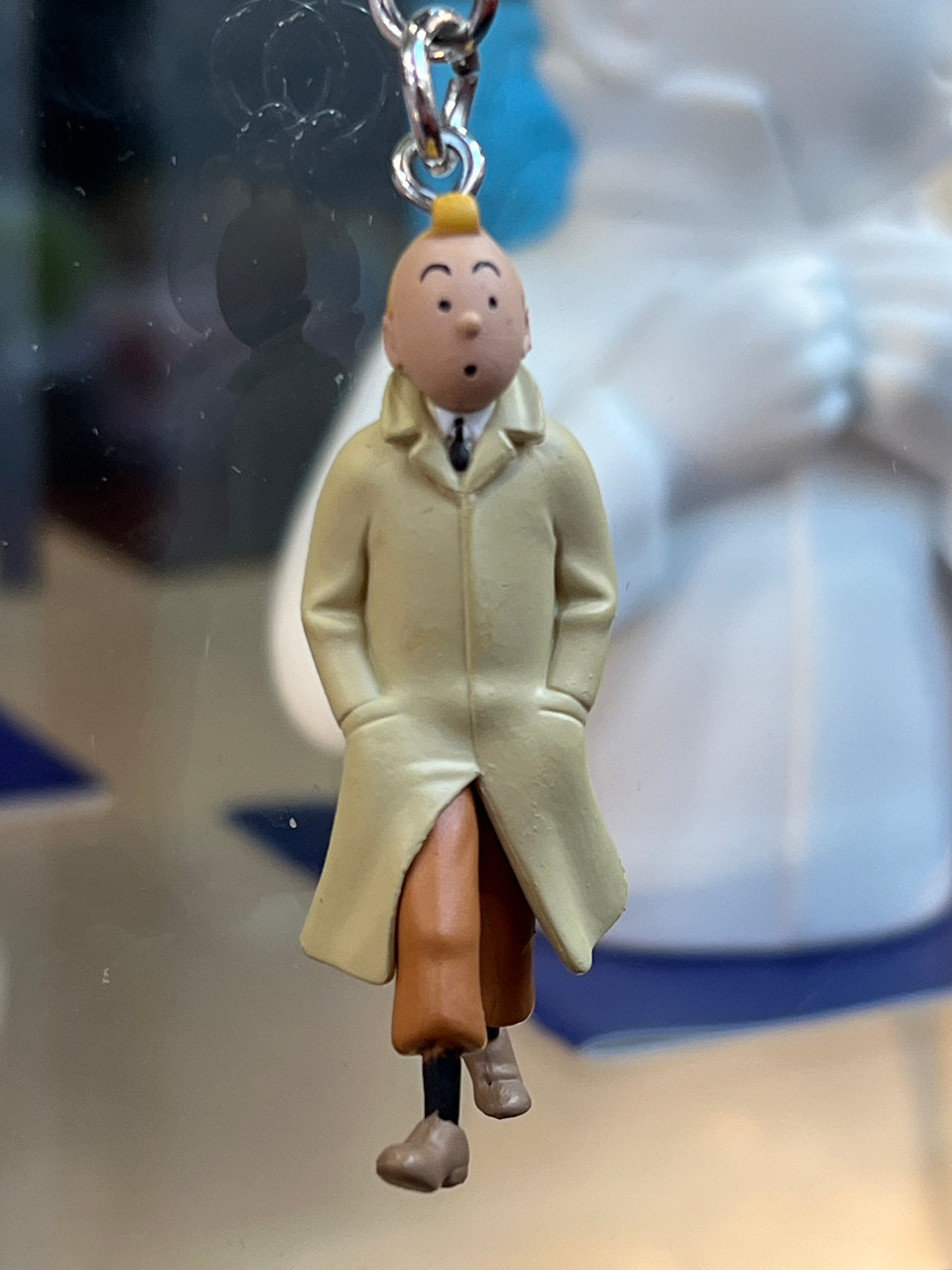 Tintin keychain figurine in beige trench coat, hands in pockets, 5.5cm tall, attached to sturdy key ring
