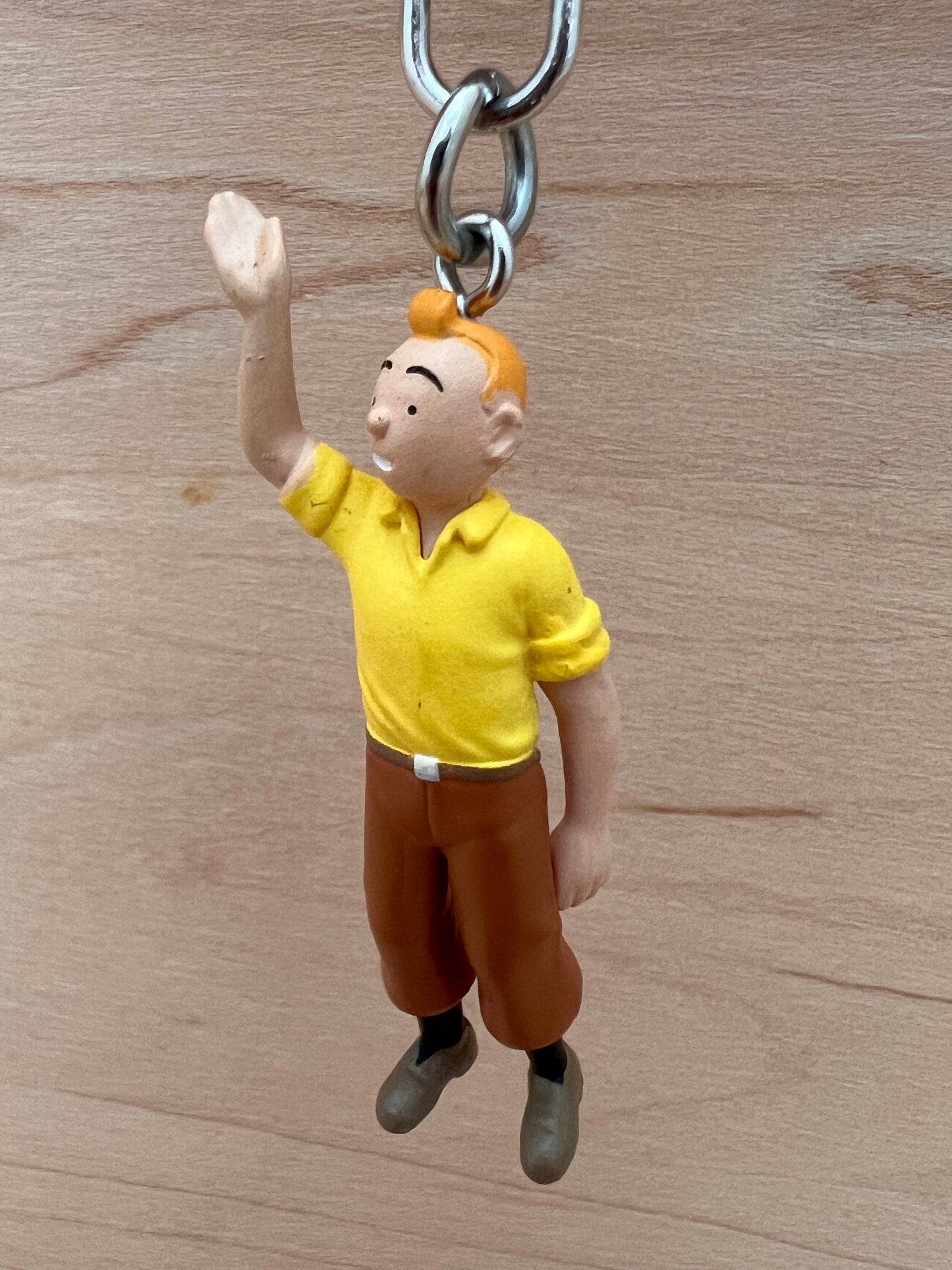 Tintin waving keychain, 6cm PVC figure in yellow shirt and brown pants, attached to metal chain
