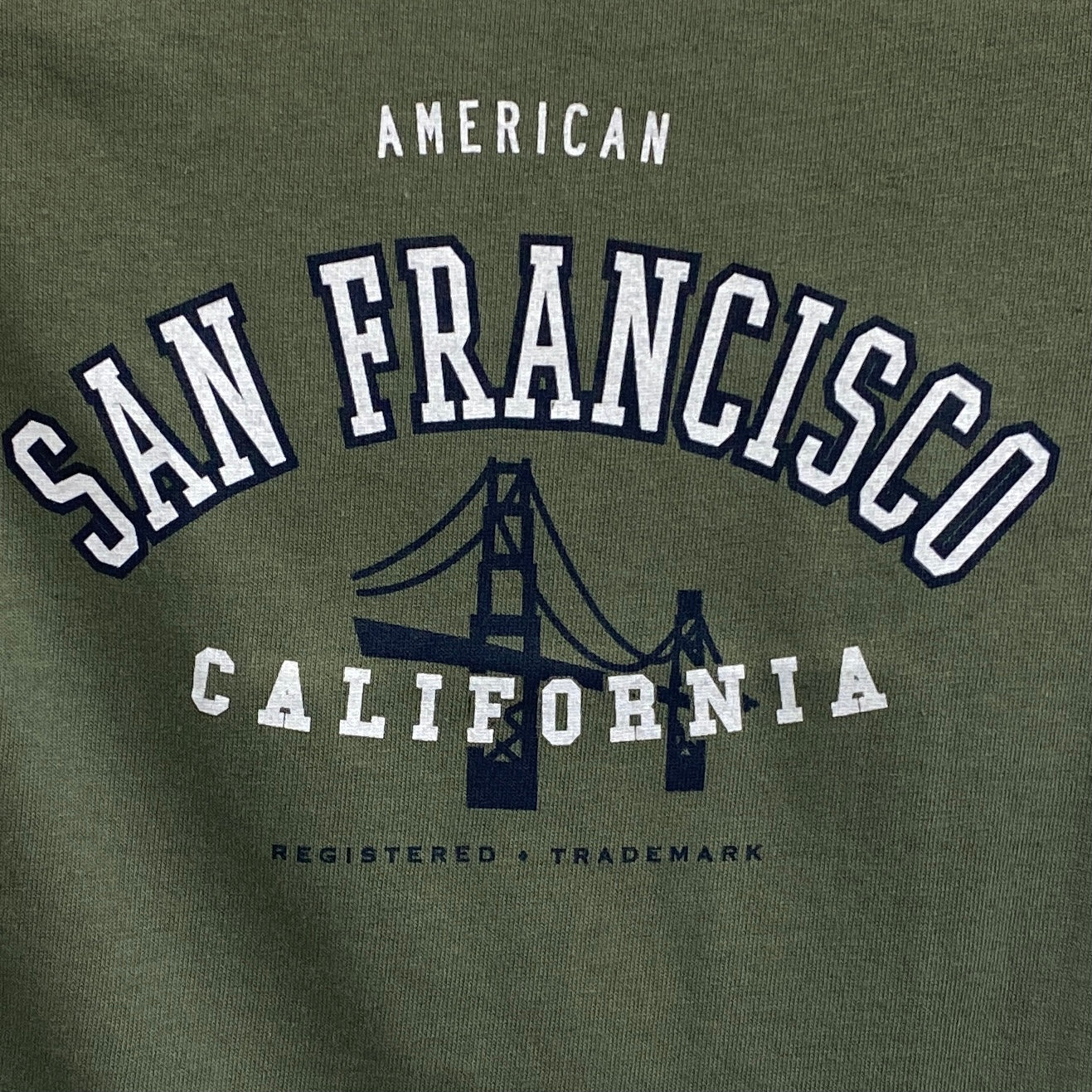 San Francisco kids' t-shirt with Golden Gate Bridge graphic and "American San Francisco California" text on olive green fabric