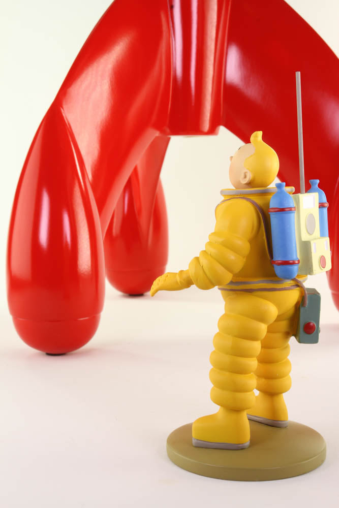 Tintin resin figurine in yellow spacesuit gazing at red rocket, from Destination Moon adventure, 14.5cm tall collectible