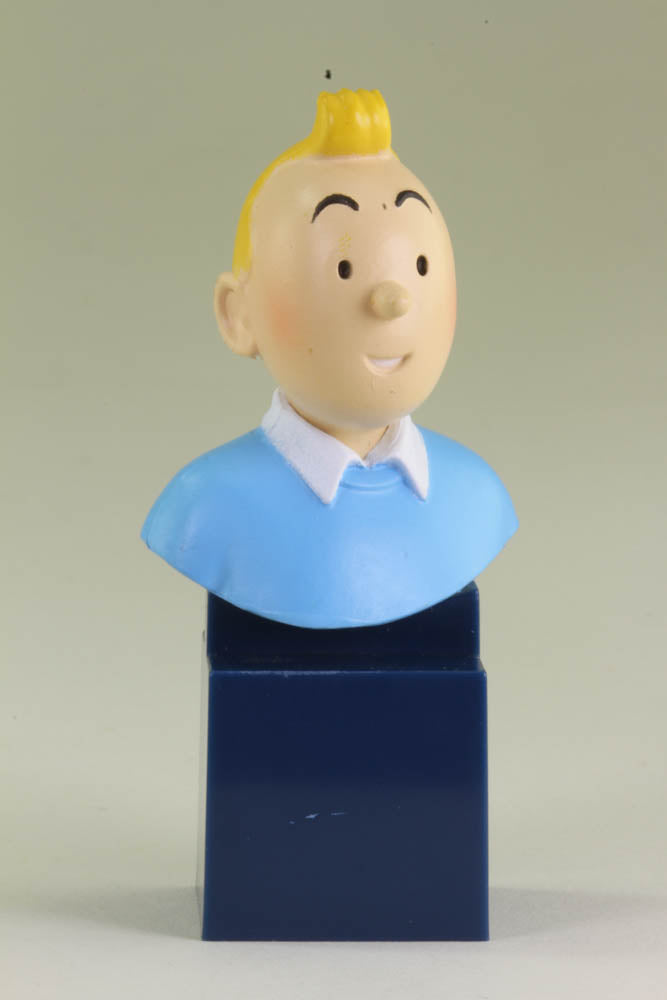 Our perennial hero rendered in bust form with a smile.   The Tintin bust is 2.5cm (1") deep, 3 cm (1.2") wide and 7.5 cm (3") tall. Made of PVC and comes in a neat little clear plastic box. 