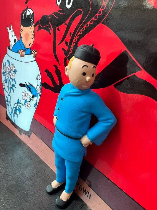 Tintin figure from Blue Lotus, 8cm tall, in blue outfit against red background with Chinese vase illustration
