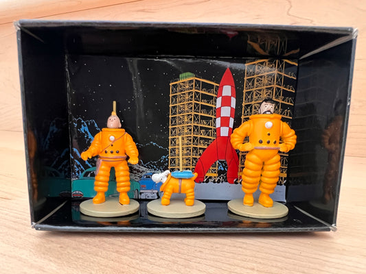Tintin figurines: Destination Moon scene with rocket, Tintin, Captain Haddock, and Snowy in orange spacesuits by Pixi
