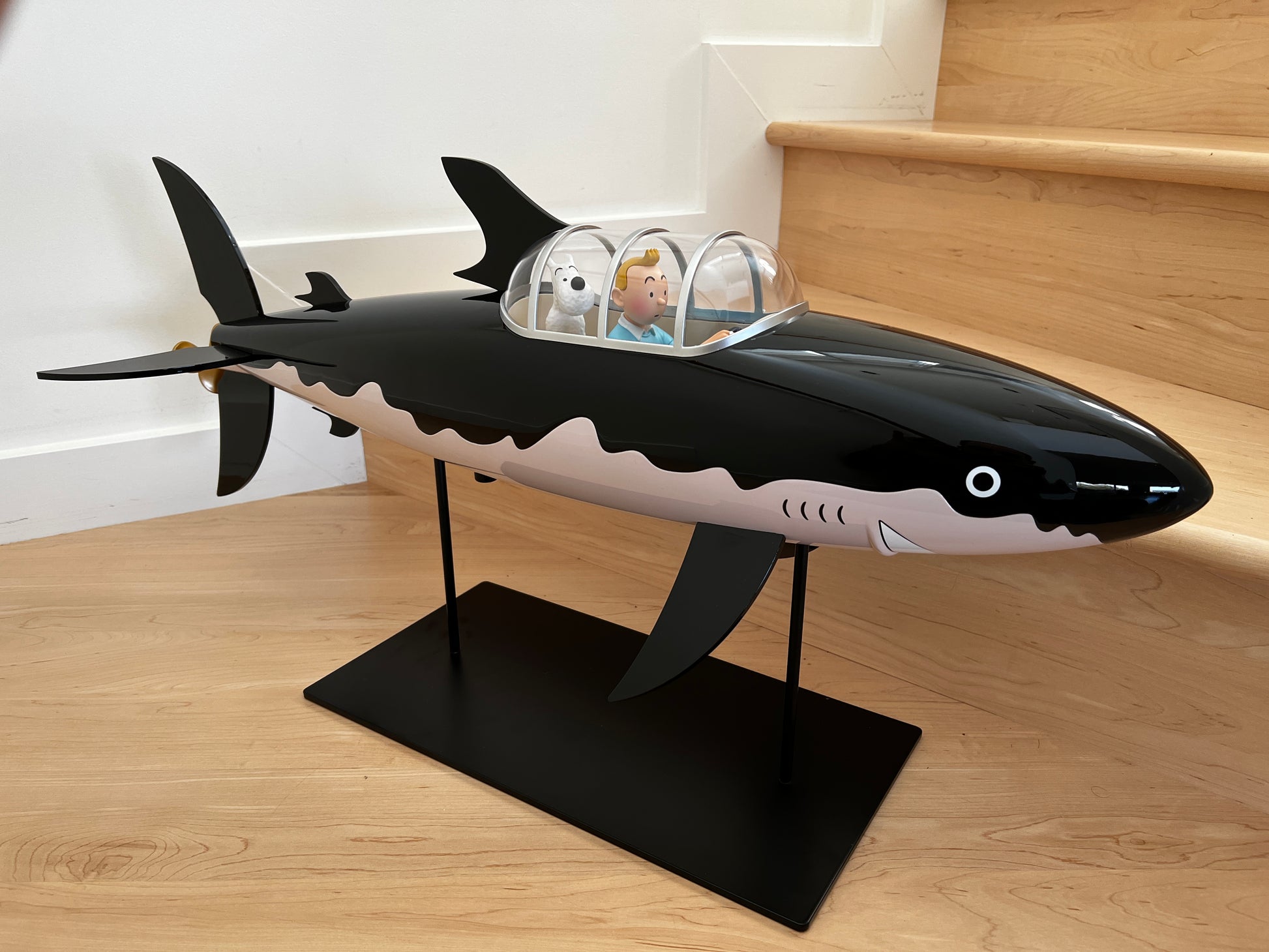 Tintin Shark Submarine large scale 77cm model, Moulinsart Red Rackham's Treasure collectible Ref 40029, hand-painted resin shark-proof submarine statue with Tintin and Snowy figurines.