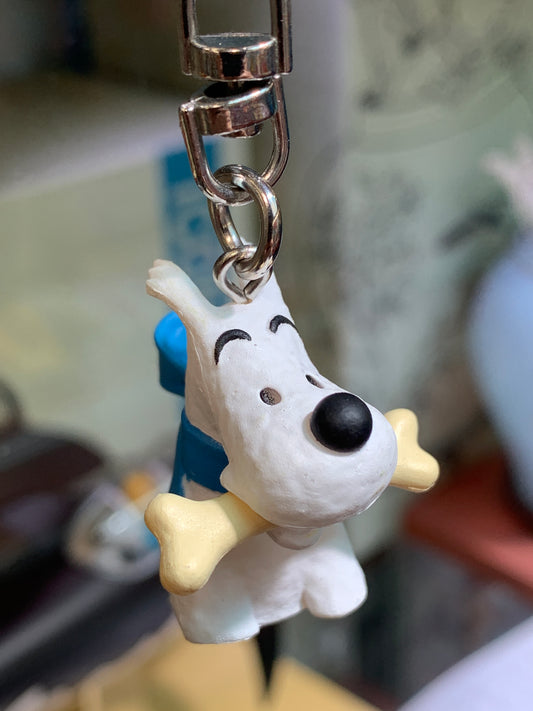 Snowy keychain figure: white cartoon dog holding bone, smiling, attached to metal clasp, 6cm PVC mini bust inspired by Hergé portrait