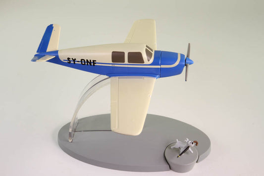 Blue Beechcraft Bonanza Model 35 from Tintin's "The Calculus Affair", 1:72 scale model with Snowy figurine and umbrella on display base