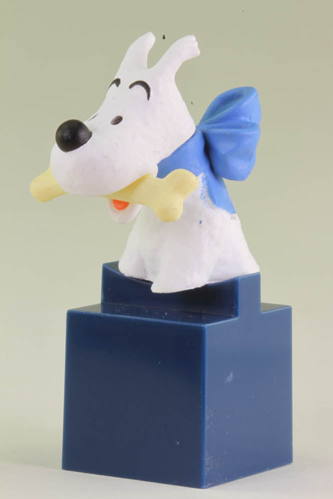 With a blue ribbon around his neck, Snowy is happy enough with a bone in his mouth.   Bust is made of PVC. 3cm (1.2") wide, 2.5cm (1") deep and 6 cm (2.4") tall. 